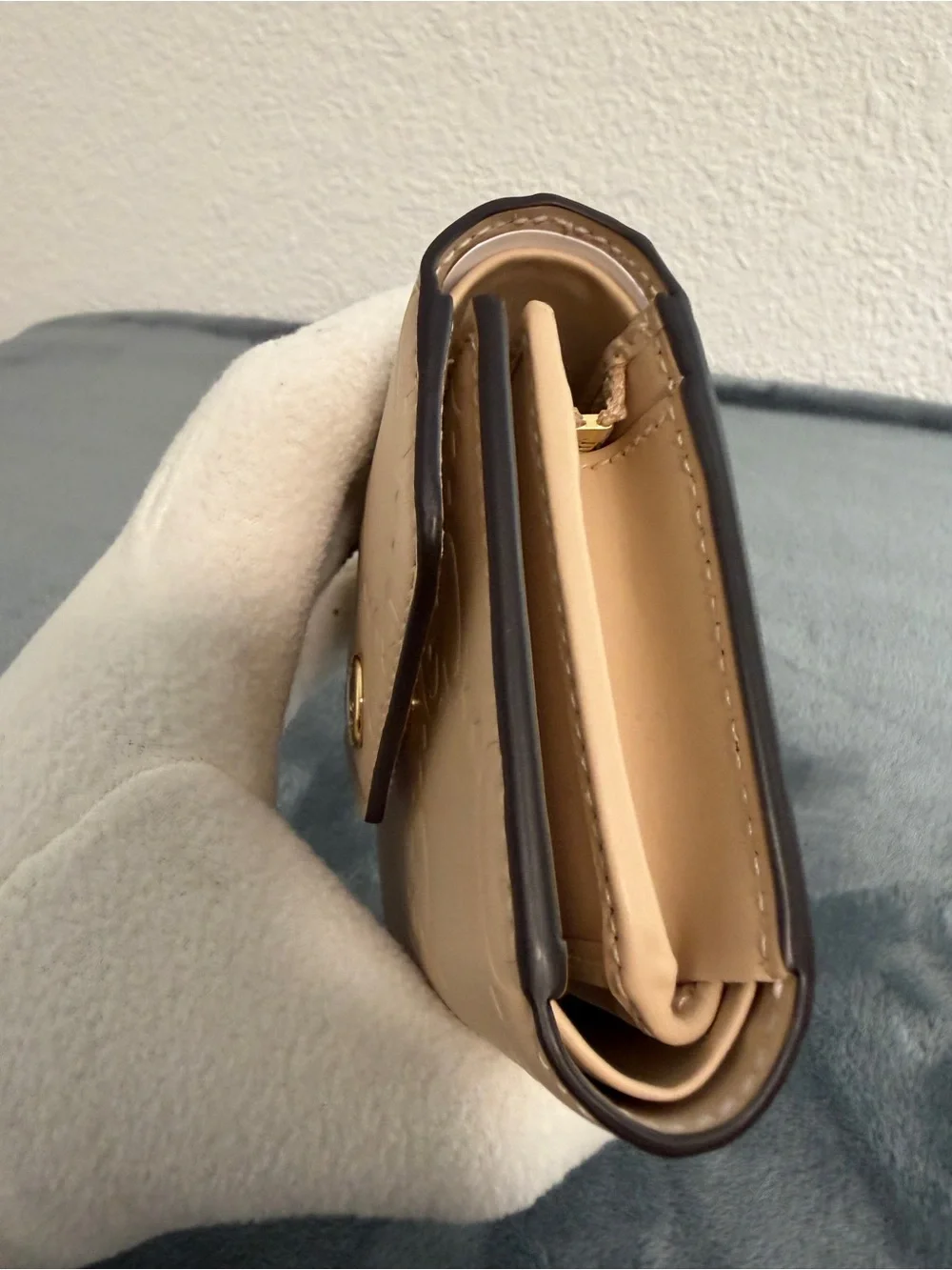 Brand New Gucci Gilbert Calf Leather GG Trifold Wallet Beige - Picture 4 of 11